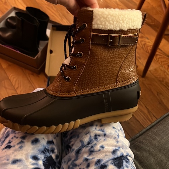 Izod snow duck boots with warm lining inside and buckle on side. - Picture 3 of 7